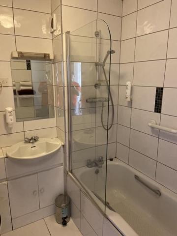 נאס Monaghans Harbour Hotel מראה חיצוני תמונה